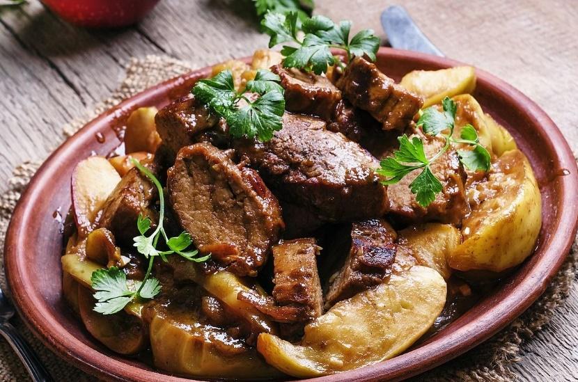 Тушеное мясо страуса с айвой